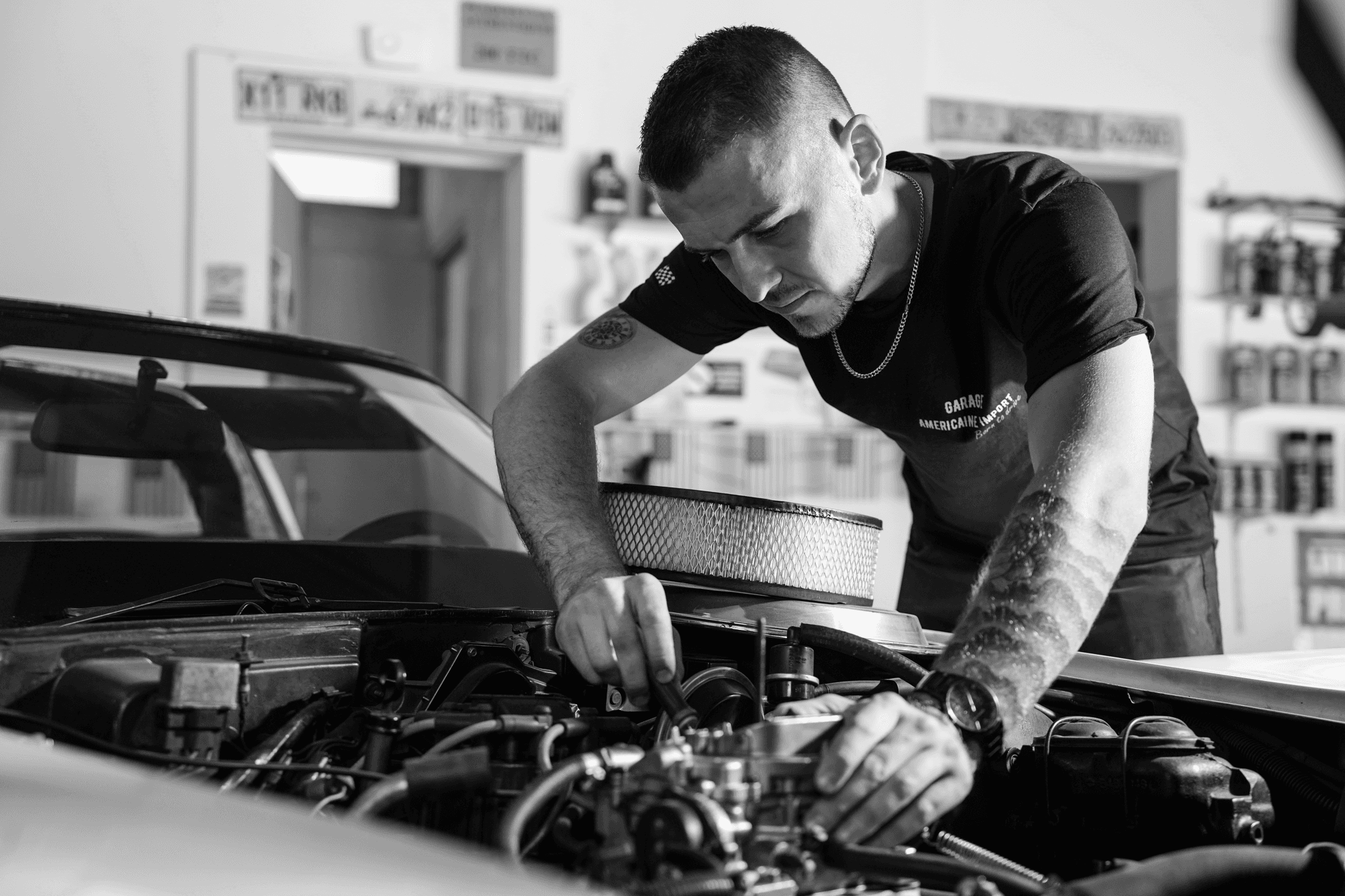 Andrey, fondateur du garage, au travail sur un moteur
